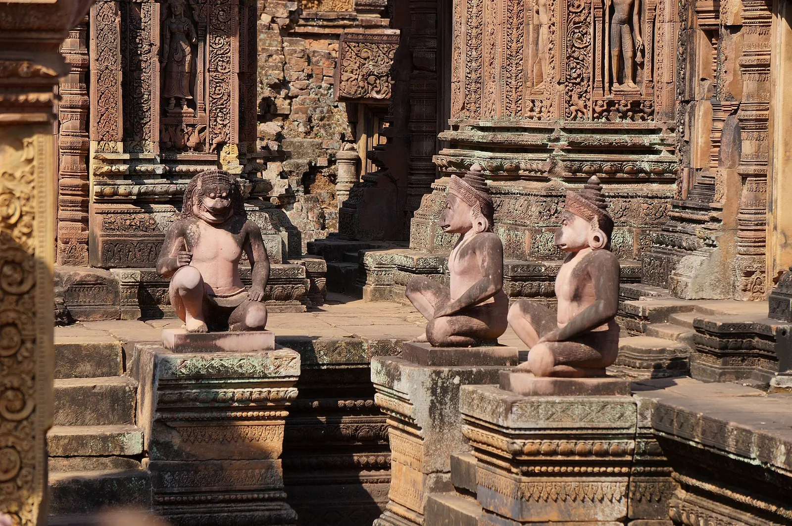 Sochy strážců a vytesaný pískovec v Banteay Srei
