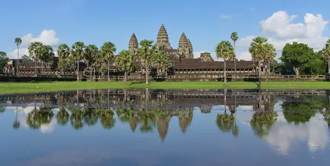 Angkor Vat odrážející se v jezírku za denního světla
