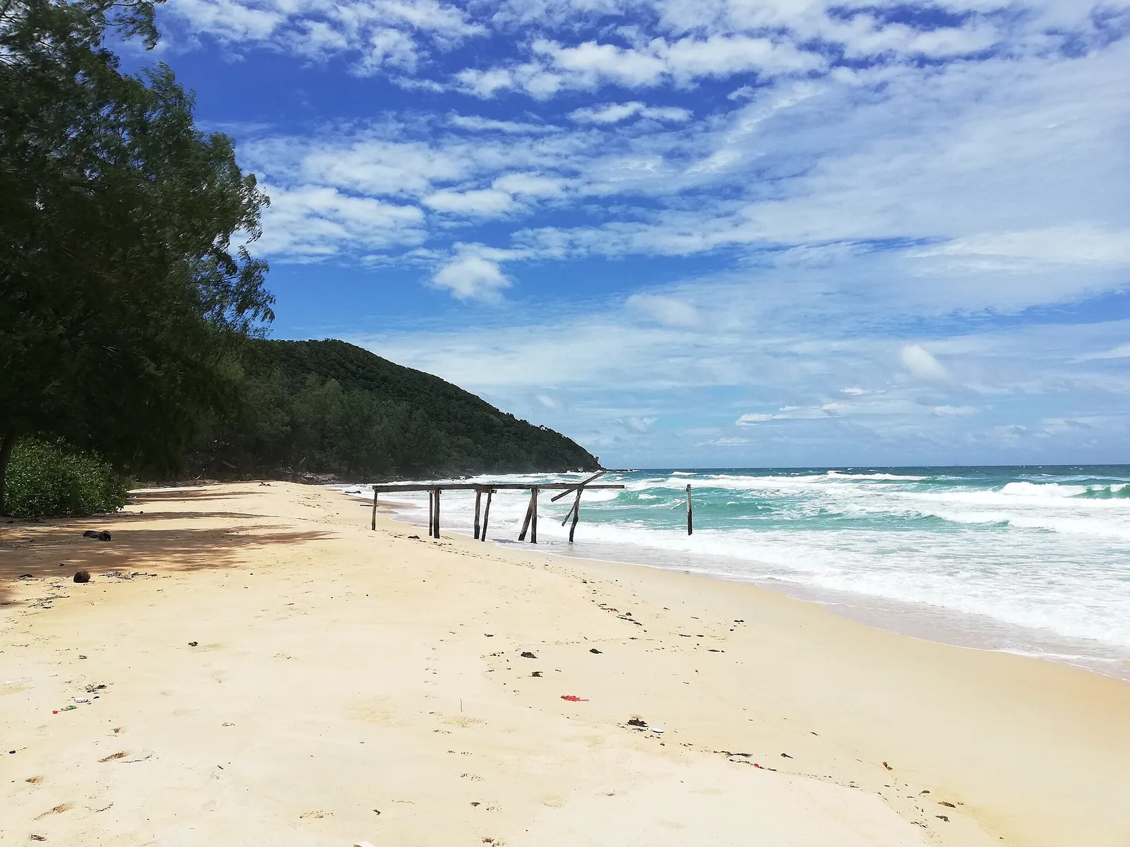 Sand og bølger ved Sunset Beach på Koh Rong Samloem i dagslys