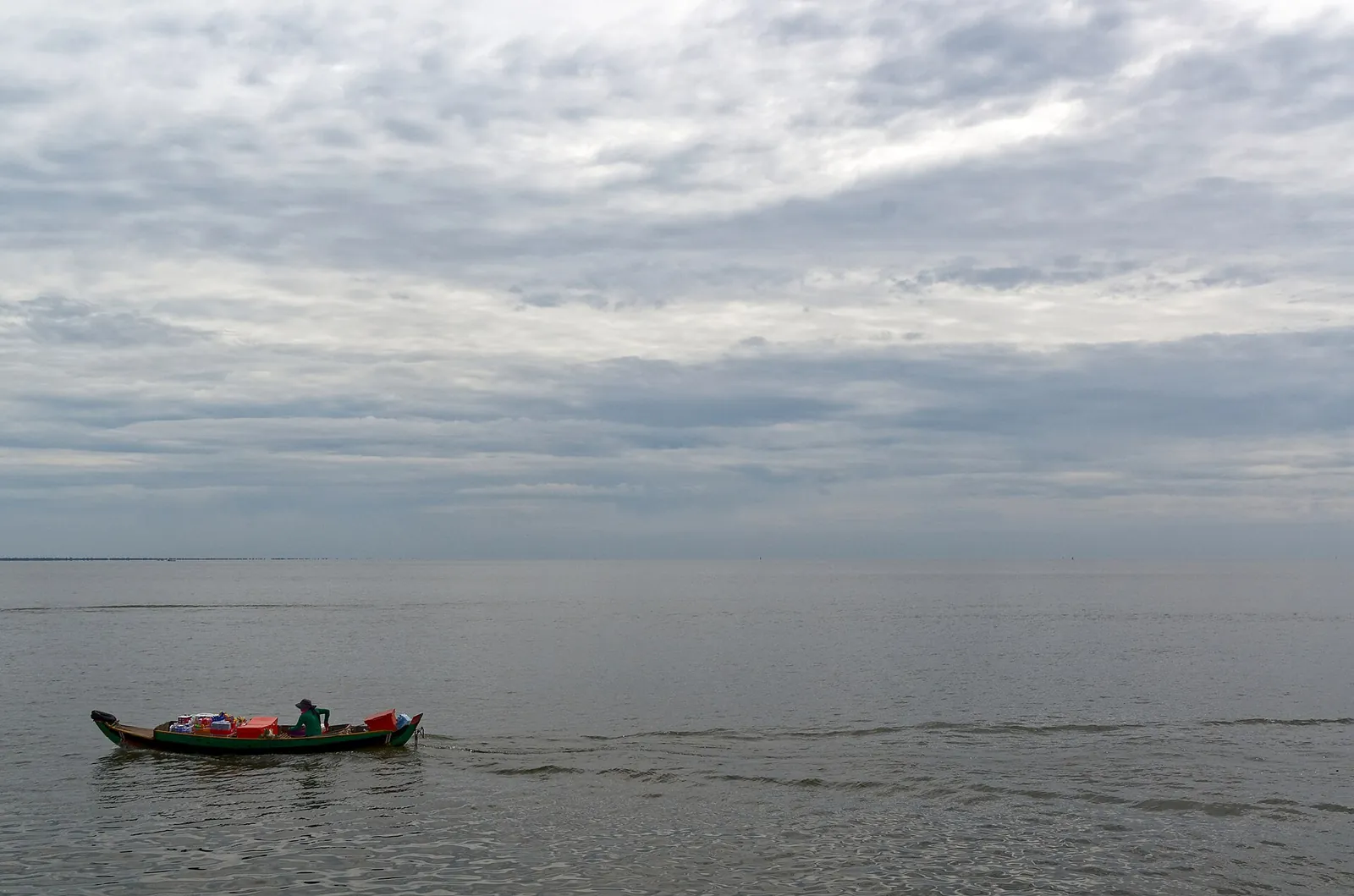 En lille båd på Tonlé Sap under et skydække