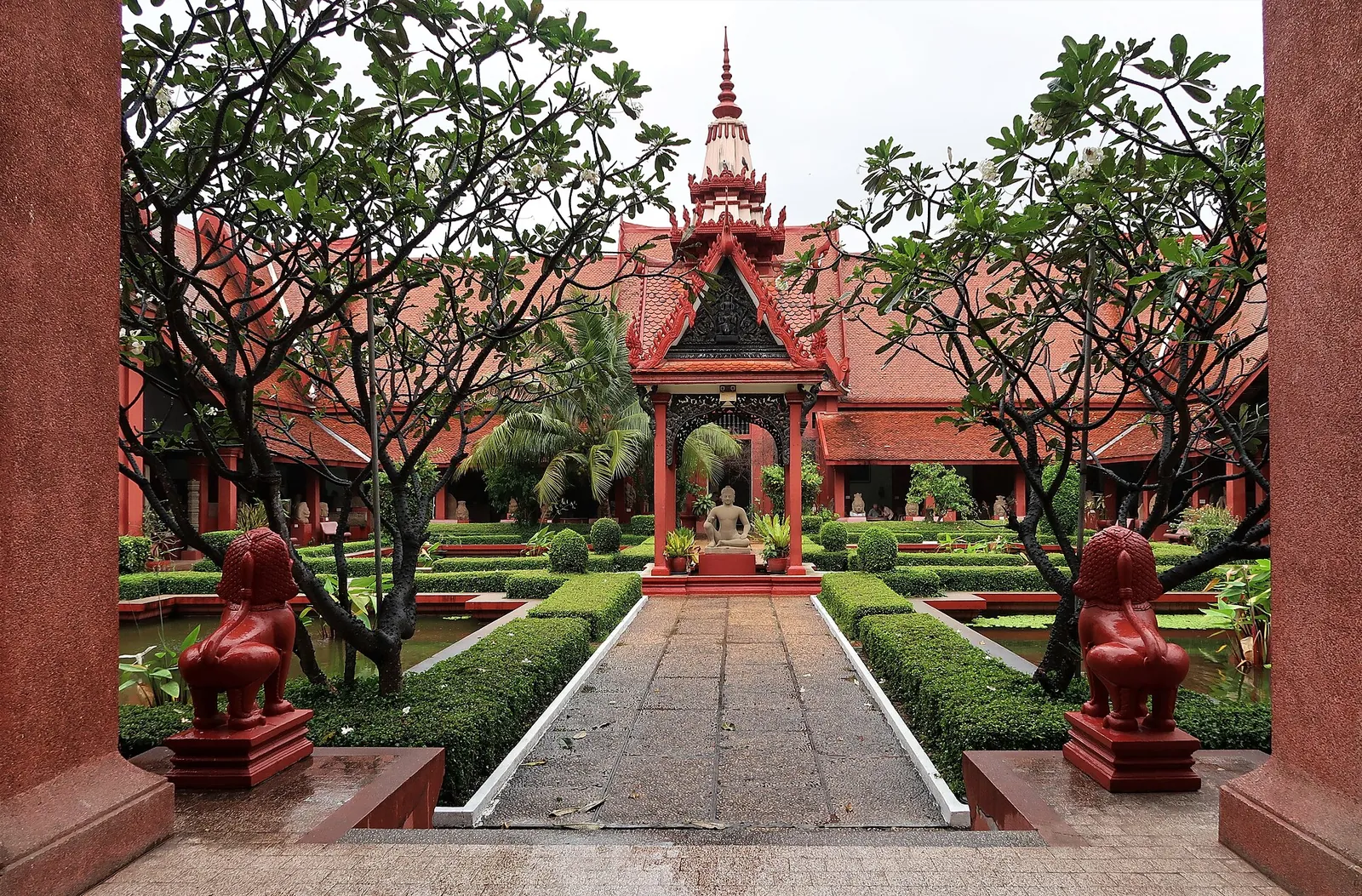 Zahrady a červené střechy kolem nádvoří National Museum of Cambodia