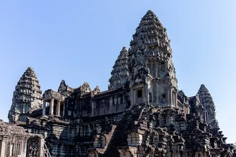 Centrální věže a kamenné schody uvnitř Angkor Vatu