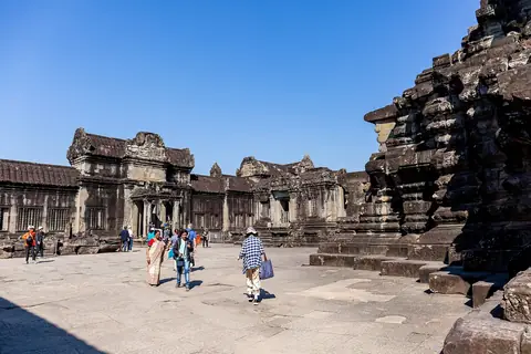 Návštěvníci na vnitřním nádvoří Angkor Vatu