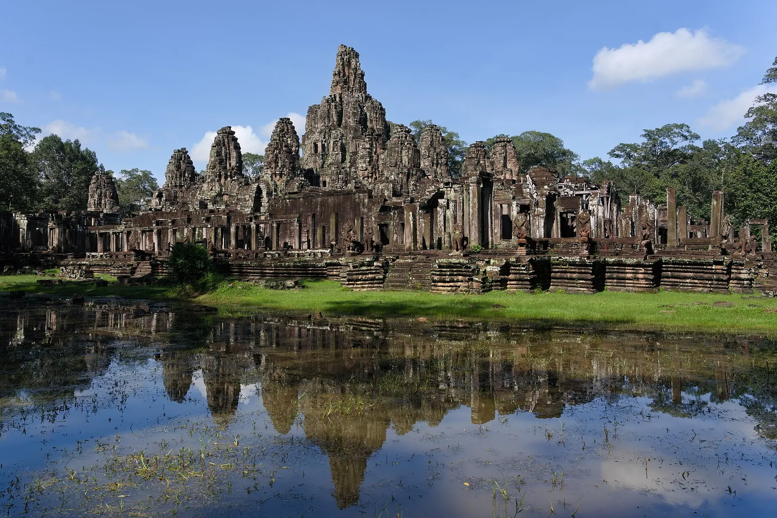 Bayon-templet spejlet i et bassin