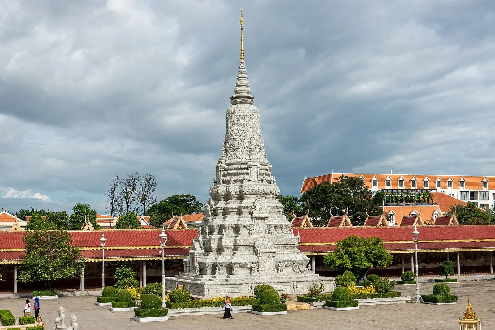 Hvid stupa på Sølvpagodens område i Phnom Penh