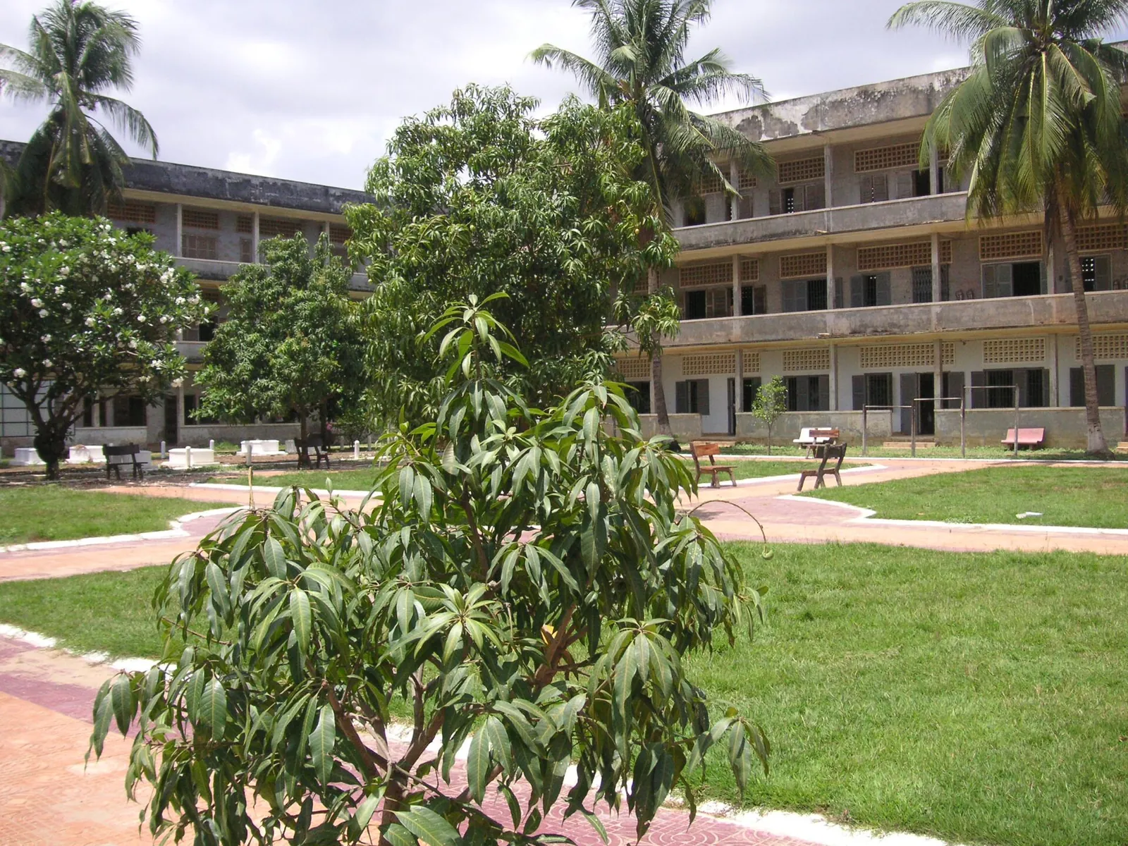 Klasseværelsesbygninger og haver ved Tuol Sleng-folkedrabsmuseet