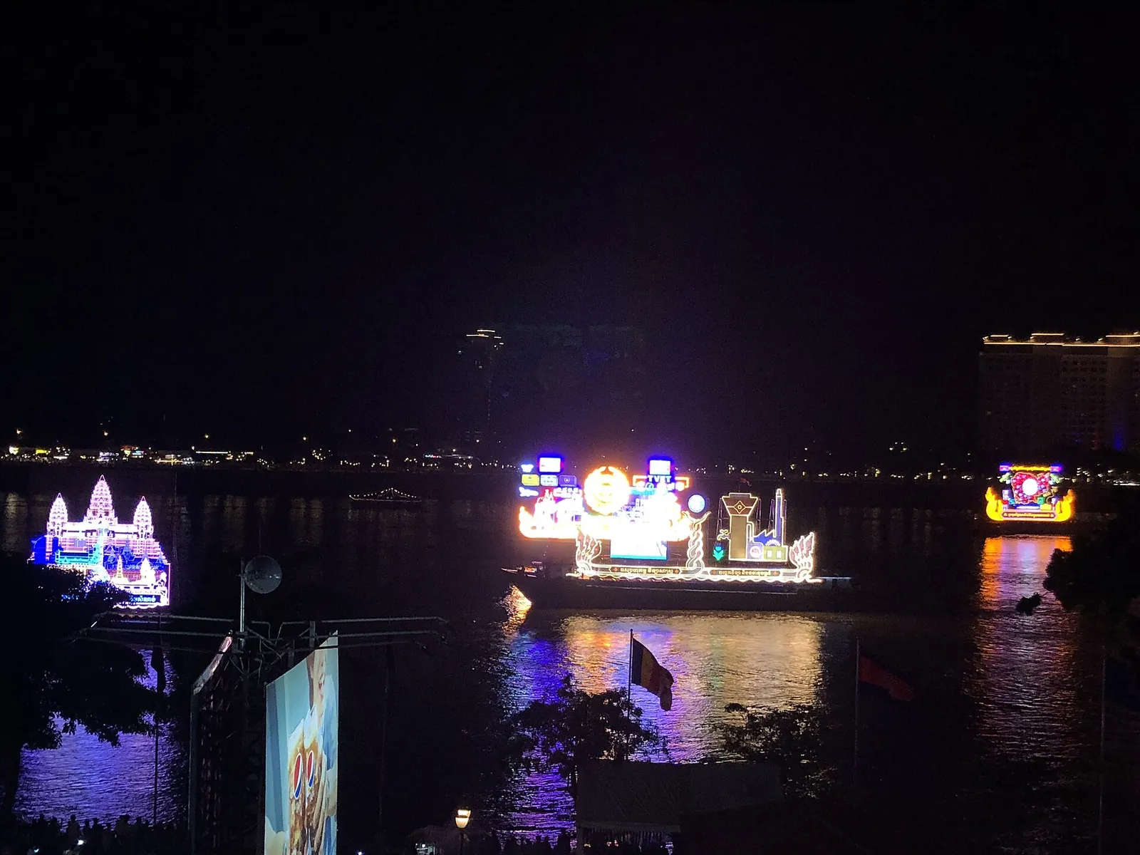 Beleuchtete Boote nachts auf dem Fluss beim Wasserfest in Phnom Penh