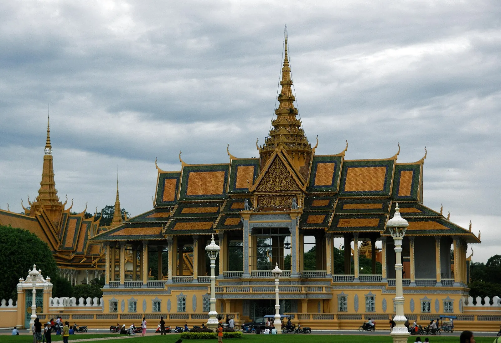 Der Chan-Chaya-Pavillon am Königspalast in Phnom Penh mit seinen gestaffelten goldenen Dächern