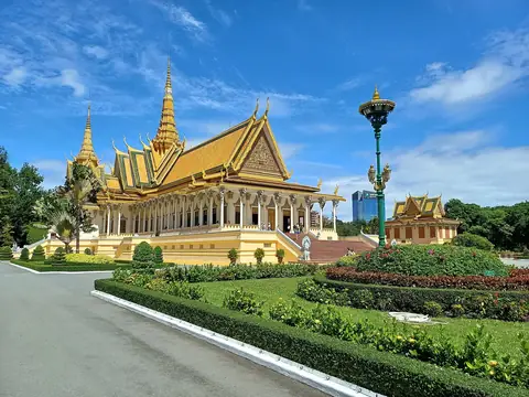Trůnní sál Královského paláce a zahrady v Phnompenhu
