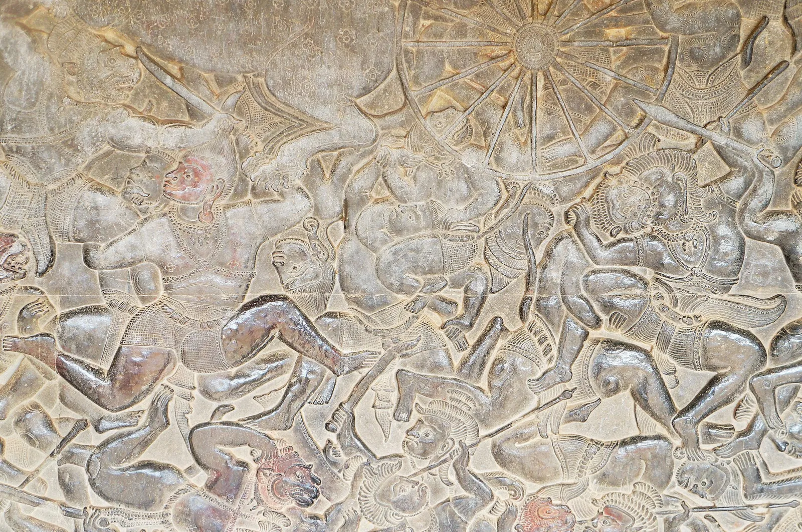 Figuras de una batalla talladas en un bajorrelieve de Angkor Wat