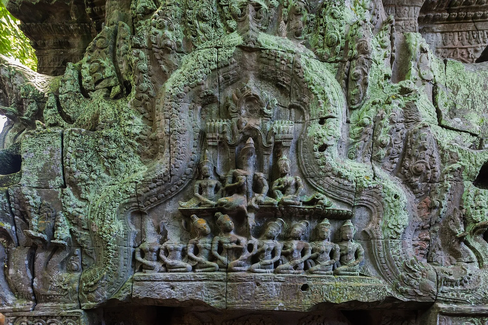 Frontón de piedra tallado en Ta Prohm