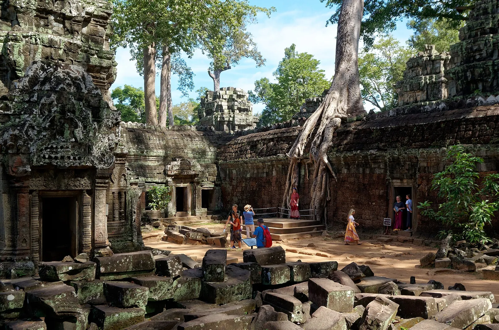 Kořeny stromů vedle kamenného portálu v Ta Prohm
