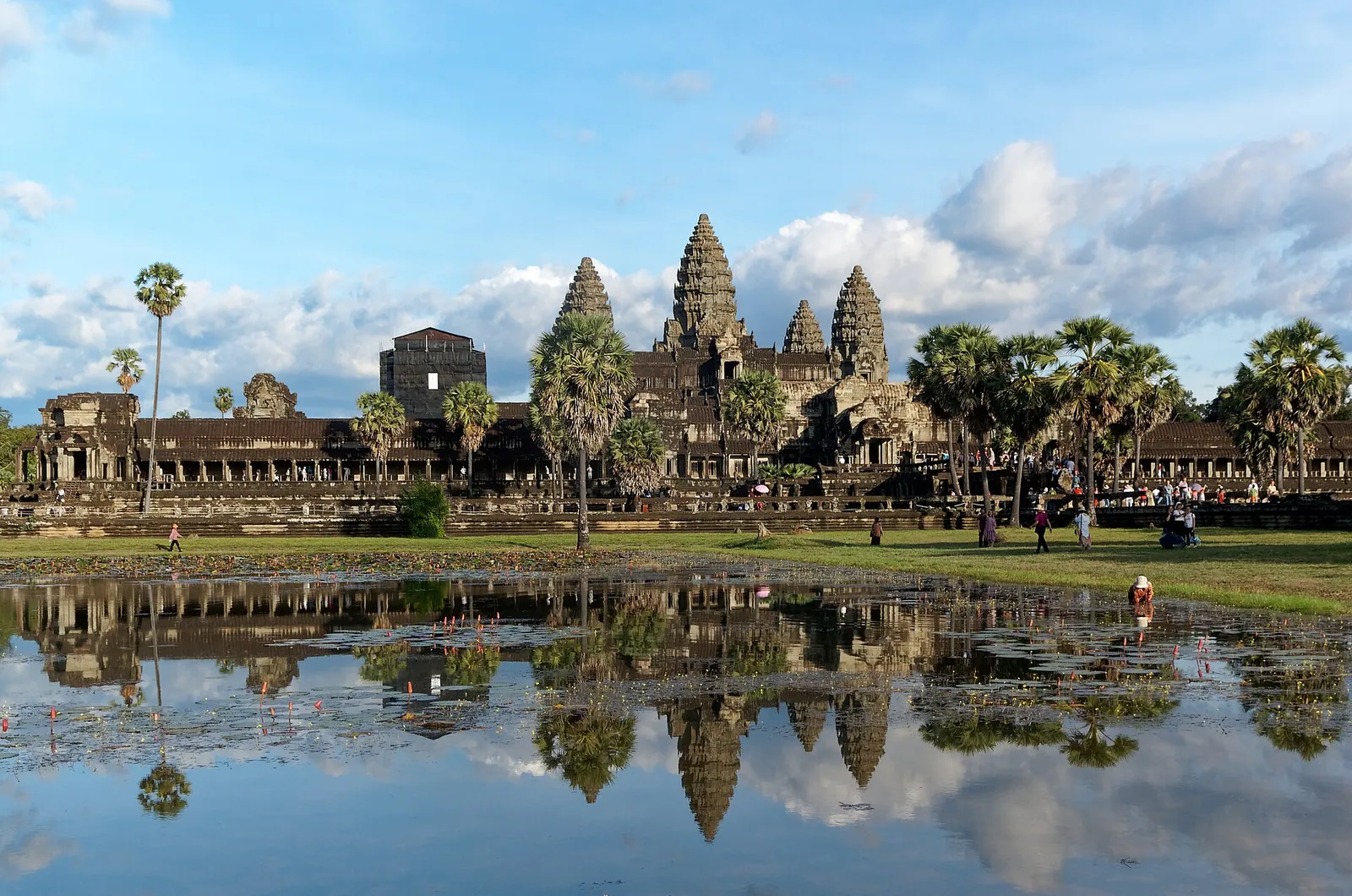 Věže Angkor Watu se za denního světla odrážejí v jezírku
