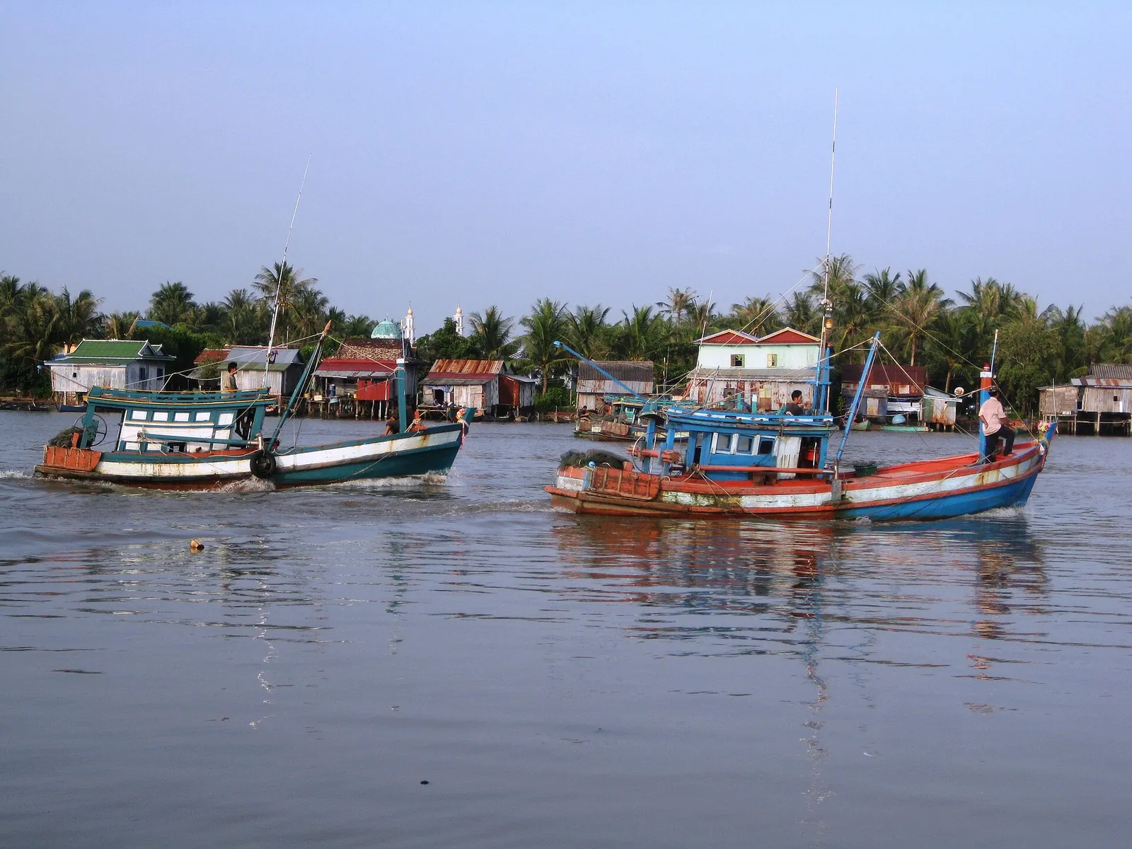Barevné rybářské lodě na řece Kampot