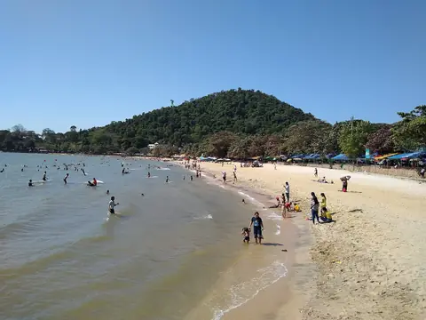 Pláž Kep se vine pod zalesněným kopcem