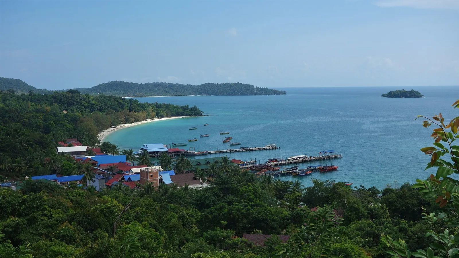 Vista aérea del frente marítimo y los muelles de Koh Rong