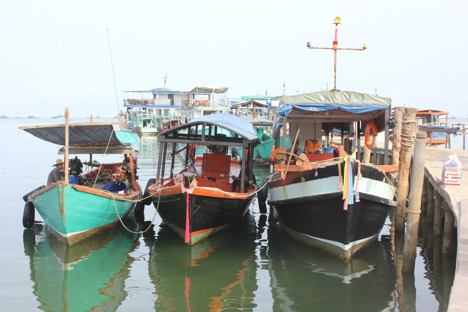 Barcos de madera amarrados junto a un muelle en Koh Rong