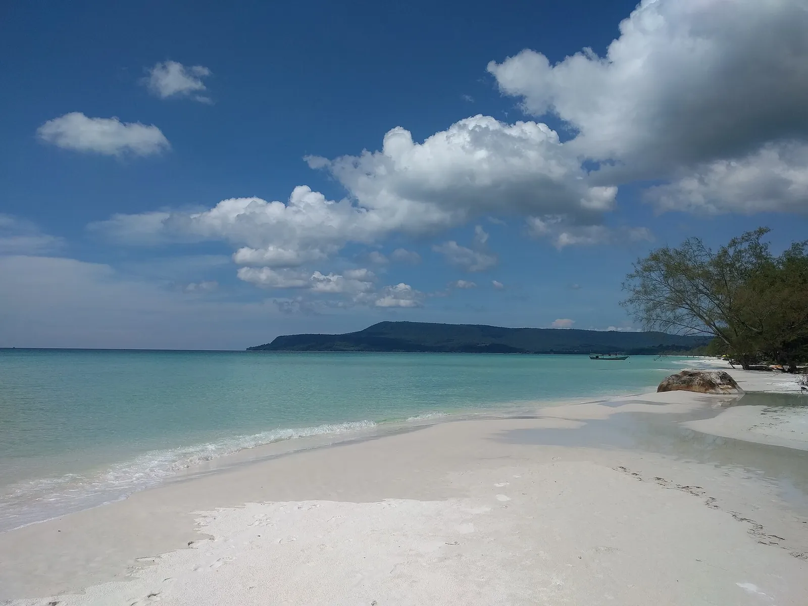 Arena blanca y mar a lo largo de Long Beach en Koh Rong