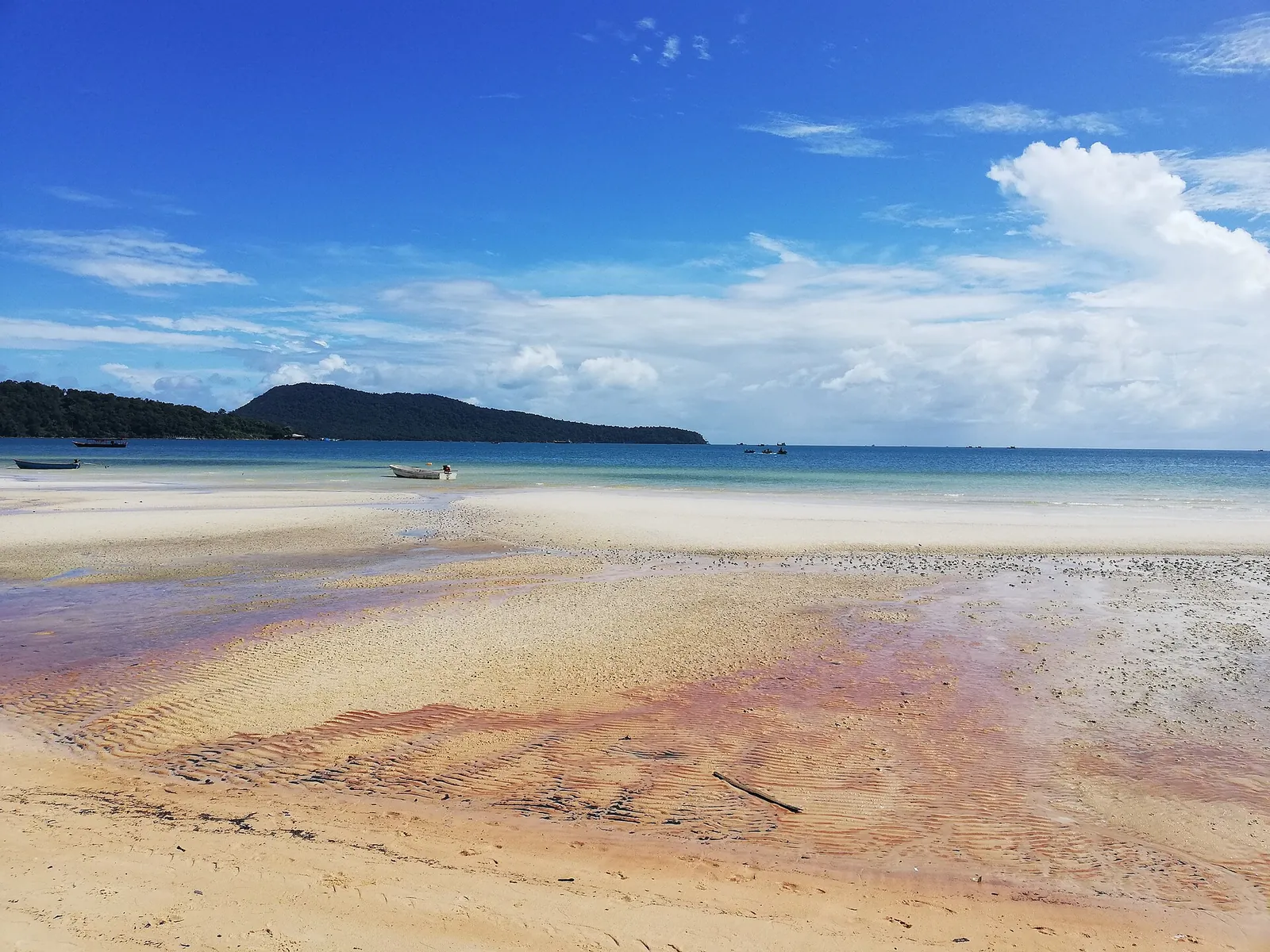 Písek odkrytý při odlivu v zálivu Saracen na Koh Rong Samloem