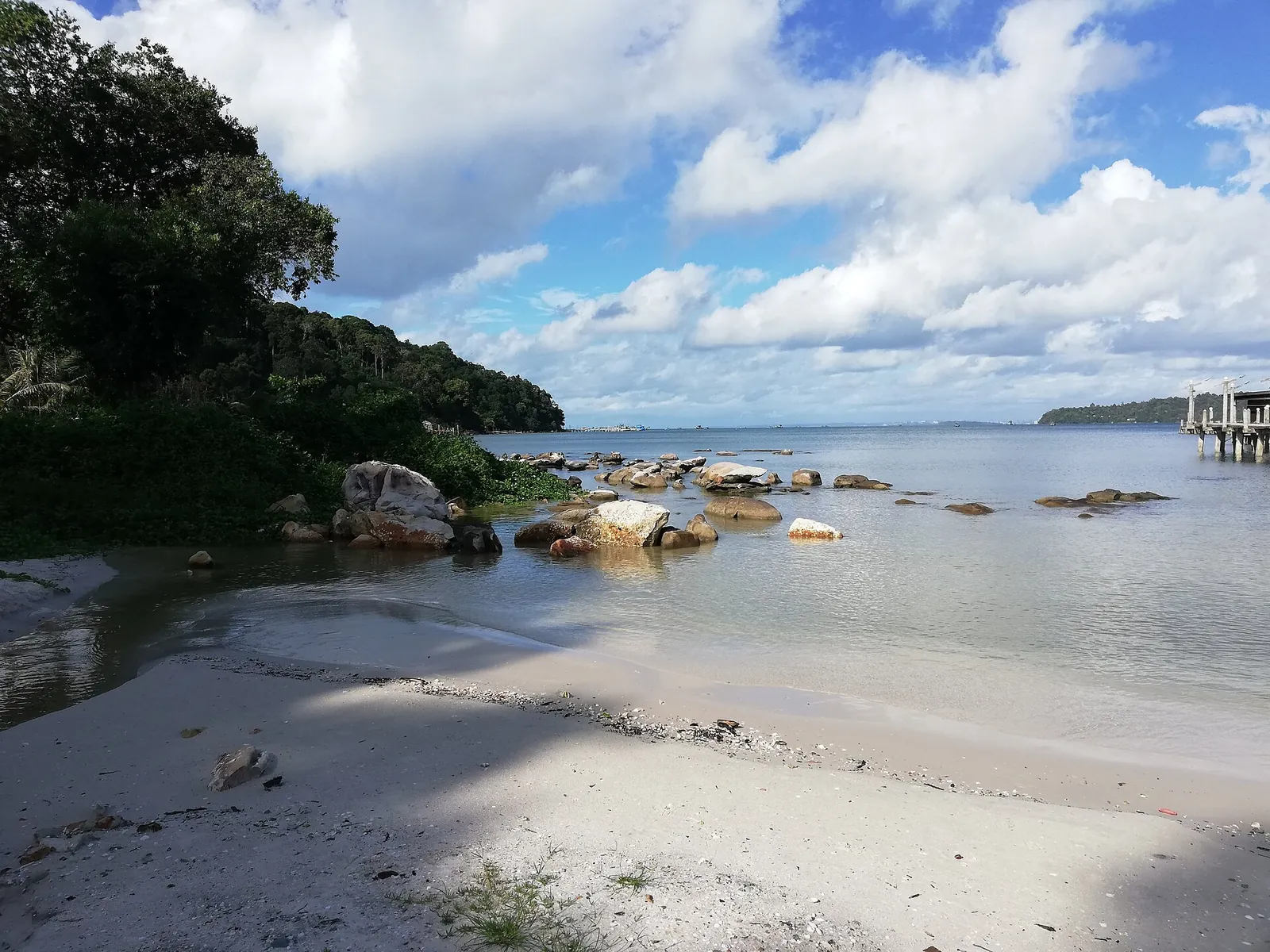 Skalnaté pobřeží na severu zálivu Saracen na Koh Rong Samloem