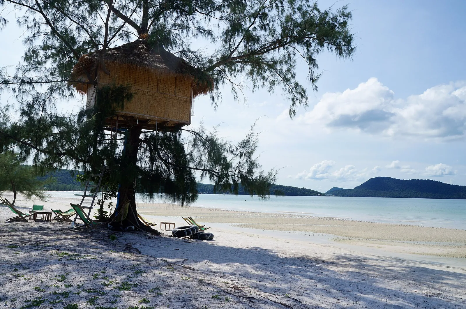 Domek na stromě vedle pláže na Koh Rong Samloem