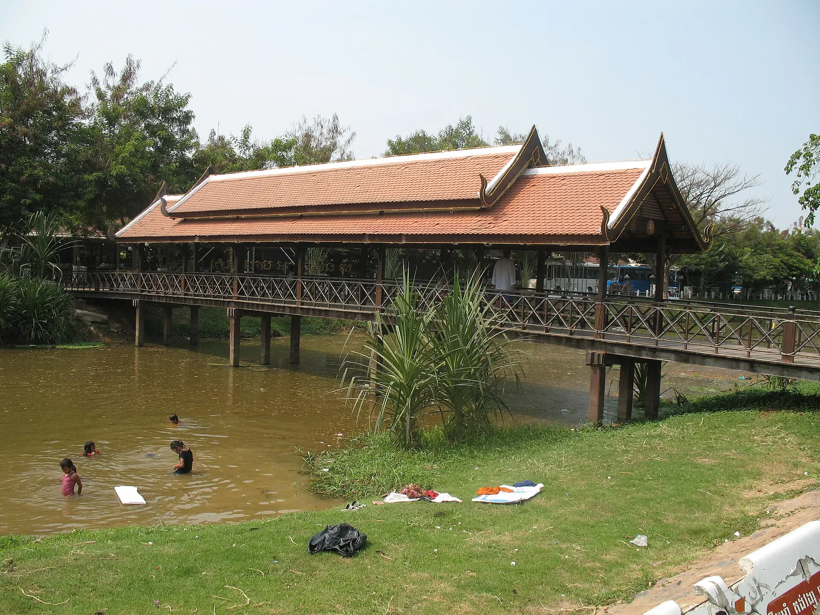 Krytý most pro pěší přes řeku Siem Reap