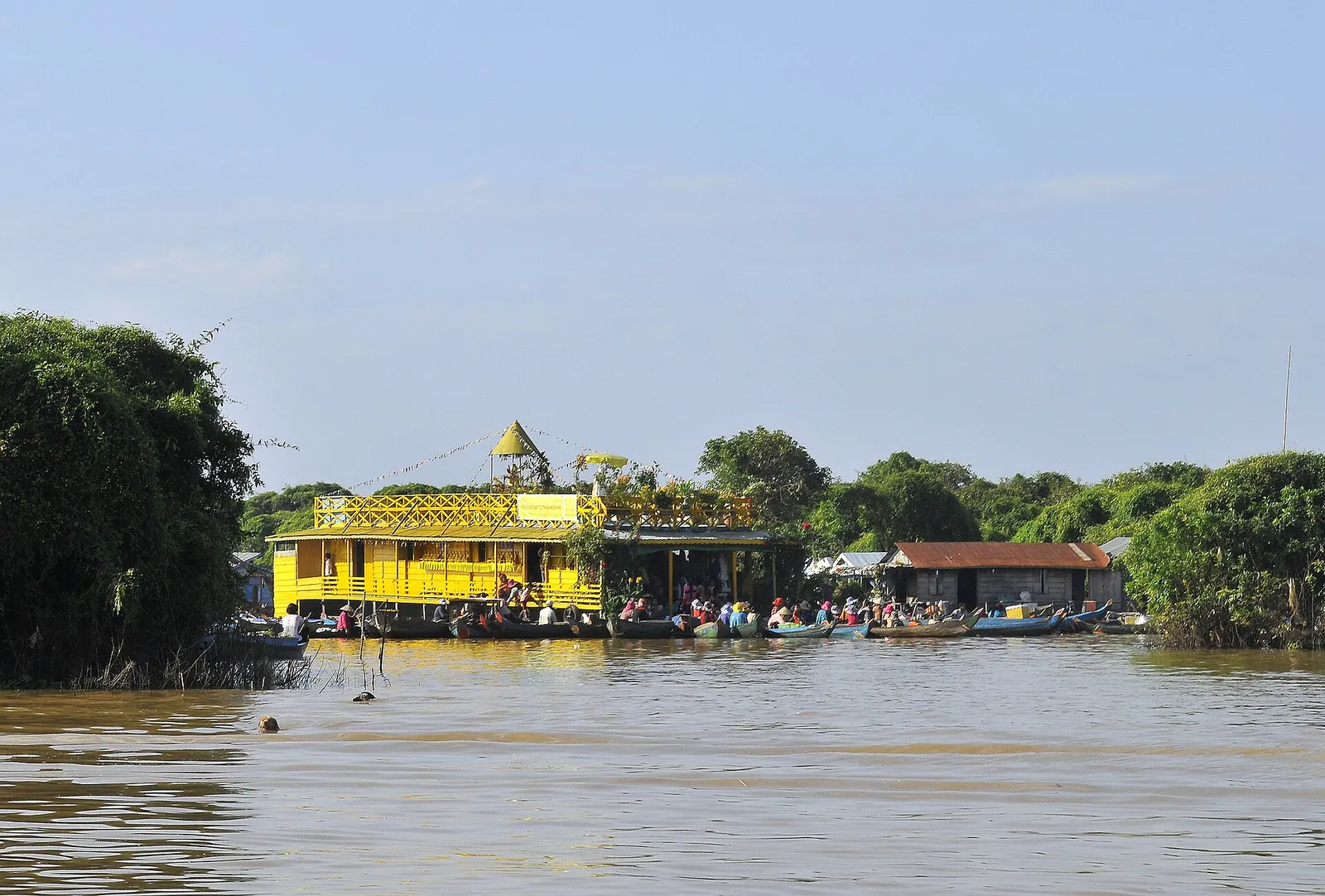 Plovoucí stavby poblíž ústí řeky Siem Reap do Tonlesapu