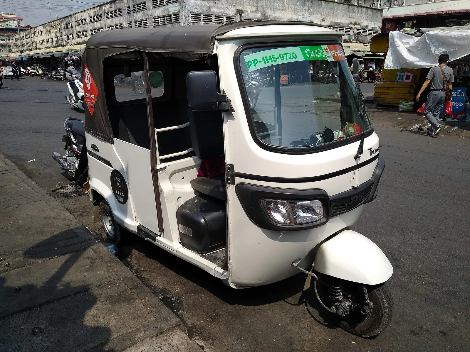 Tříkolový tuk-tuk zaparkovaný v Phnompenhu
