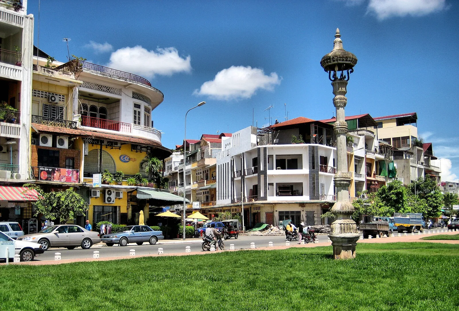 Byggnader och gräsmattor vid floden längs Sisowath Quay i Phnom Penh