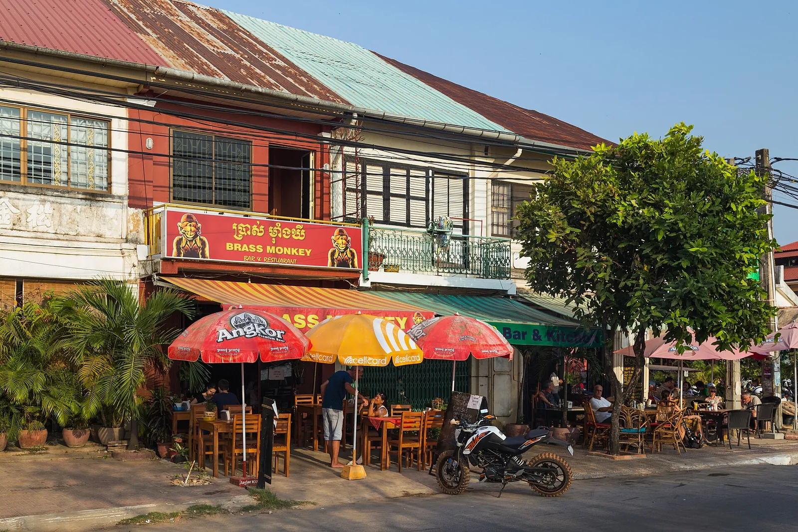 Gamla butikshus längs Riverside road i Kampot