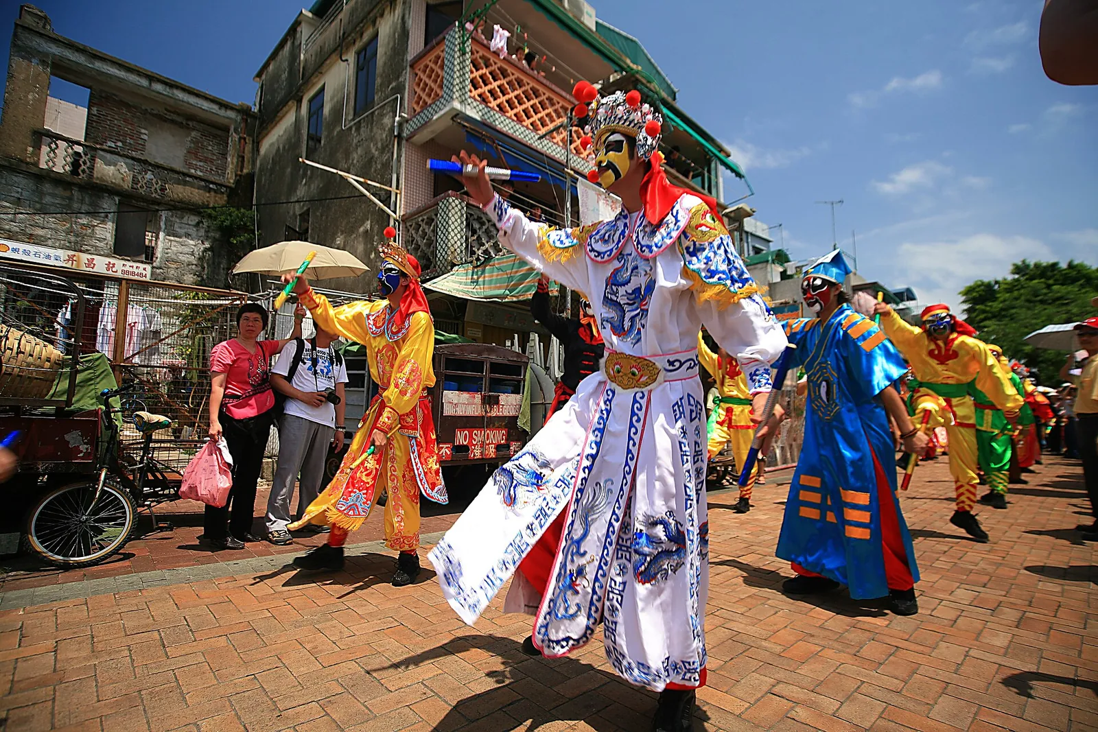 Udklædte optrædende i en parade på Cheung Chau