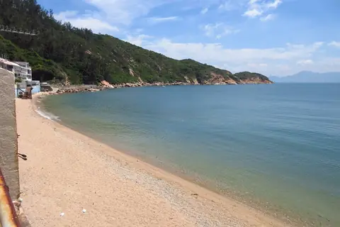 Pláž Tung Wan s pískem, mořem a zeleným mysem
