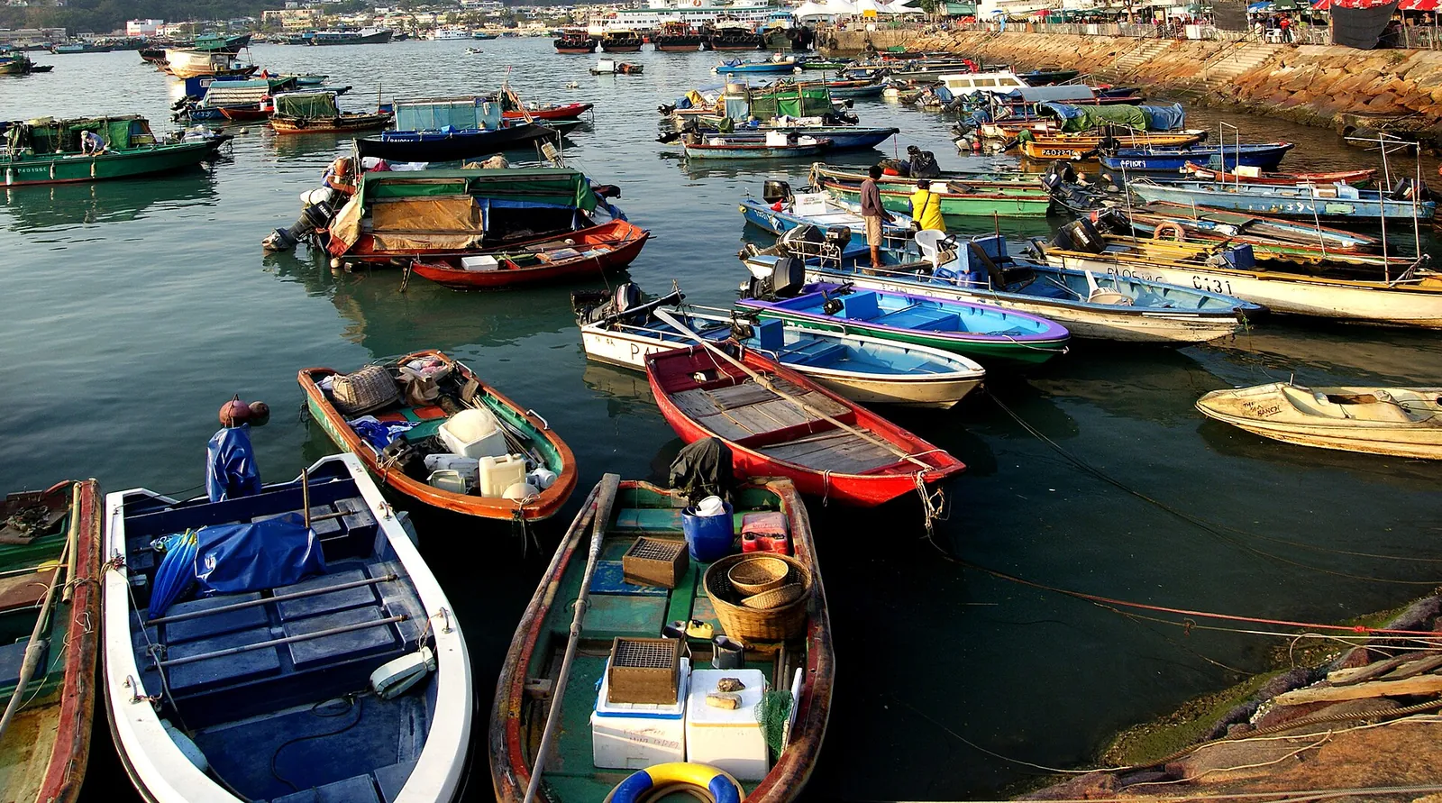 Pequeños barcos de colores amarrados en el puerto de Cheung Chau