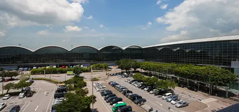 Linie střechy terminálu mezinárodního letiště Hongkong pod modrou oblohou