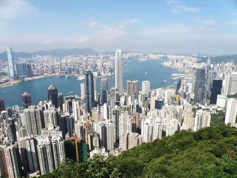 Hongkongské věže a přístav Victoria viděné z Peaku