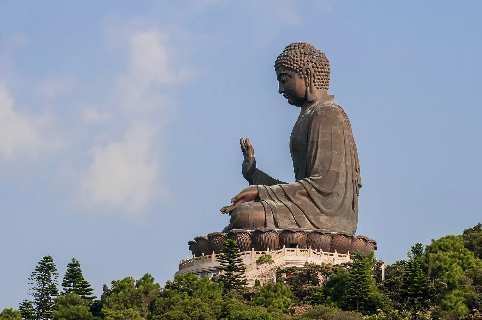 Buddha Tian Tan vystupující nad stromy na Lantau