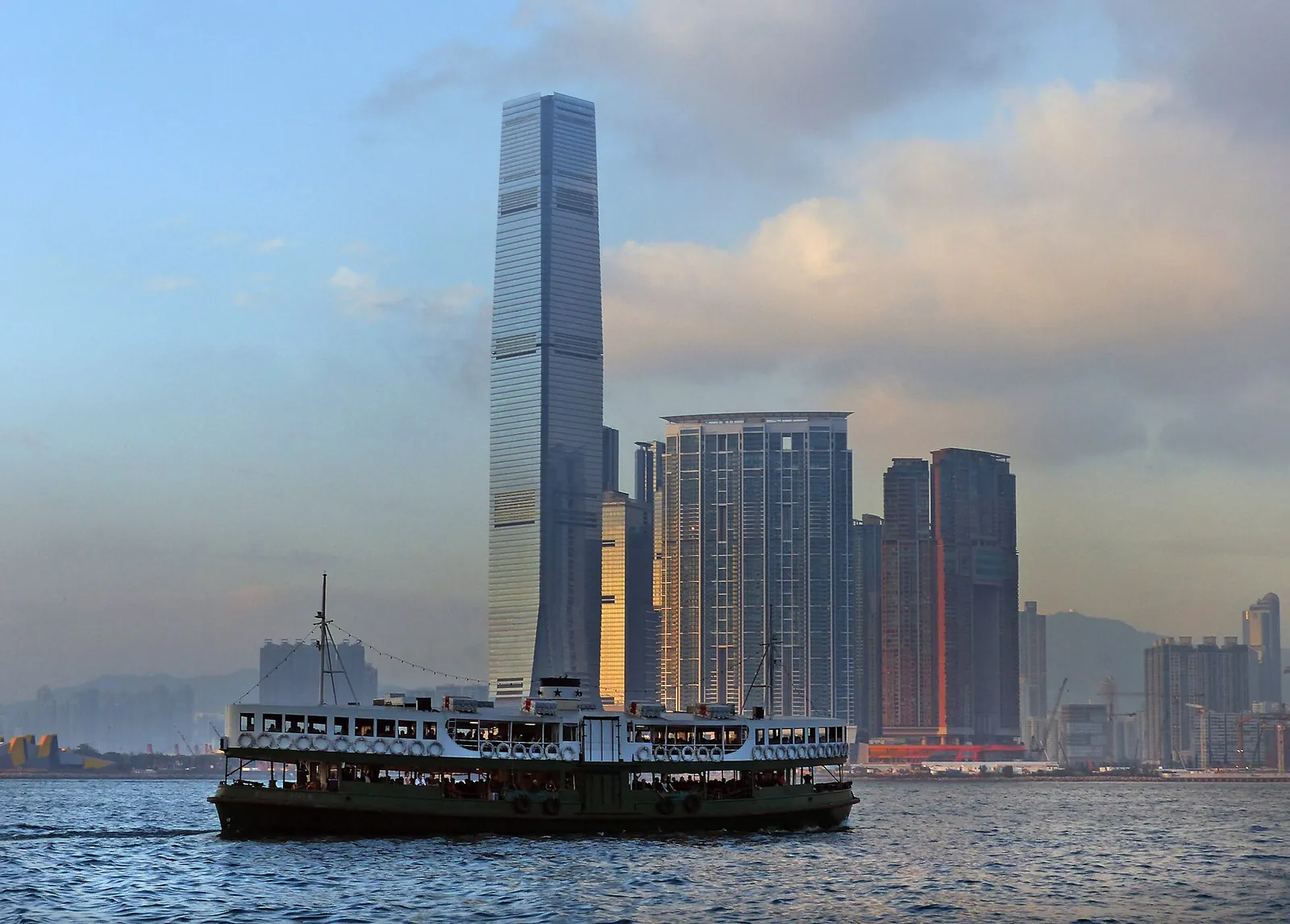 Ein Star-Ferry-Boot überquert den Victoria-Hafen unterhalb des International Commerce Centre
