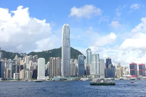 Panorama ostrova Hongkong přes přístav Victoria za jasného dne
