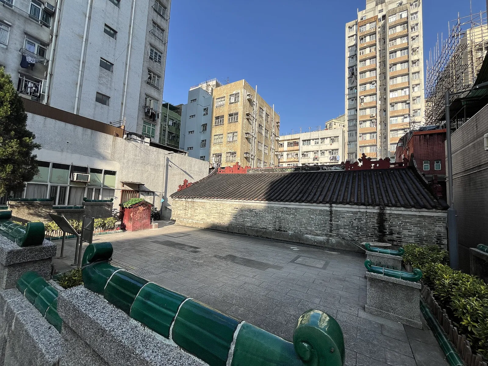 Gårdhave ved Man Mo-templet med omkringliggende bygninger i Sheung Wan