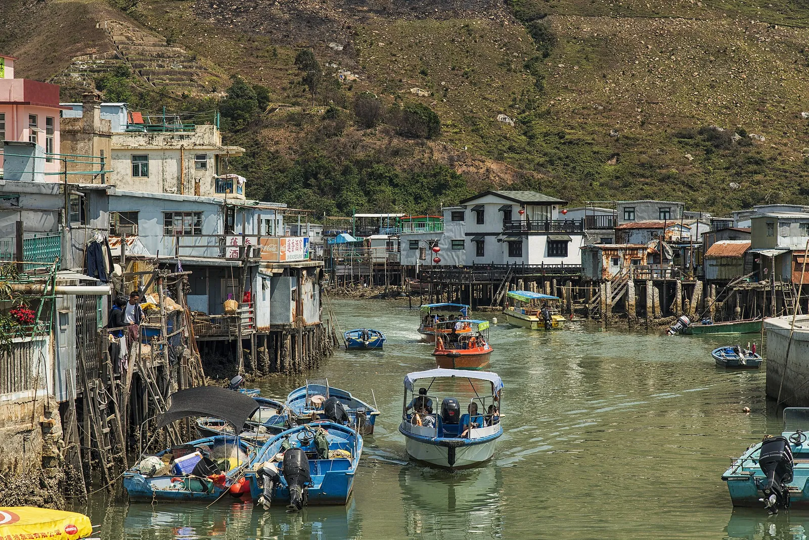 Kanal i Tai O med stolpehuse og små både