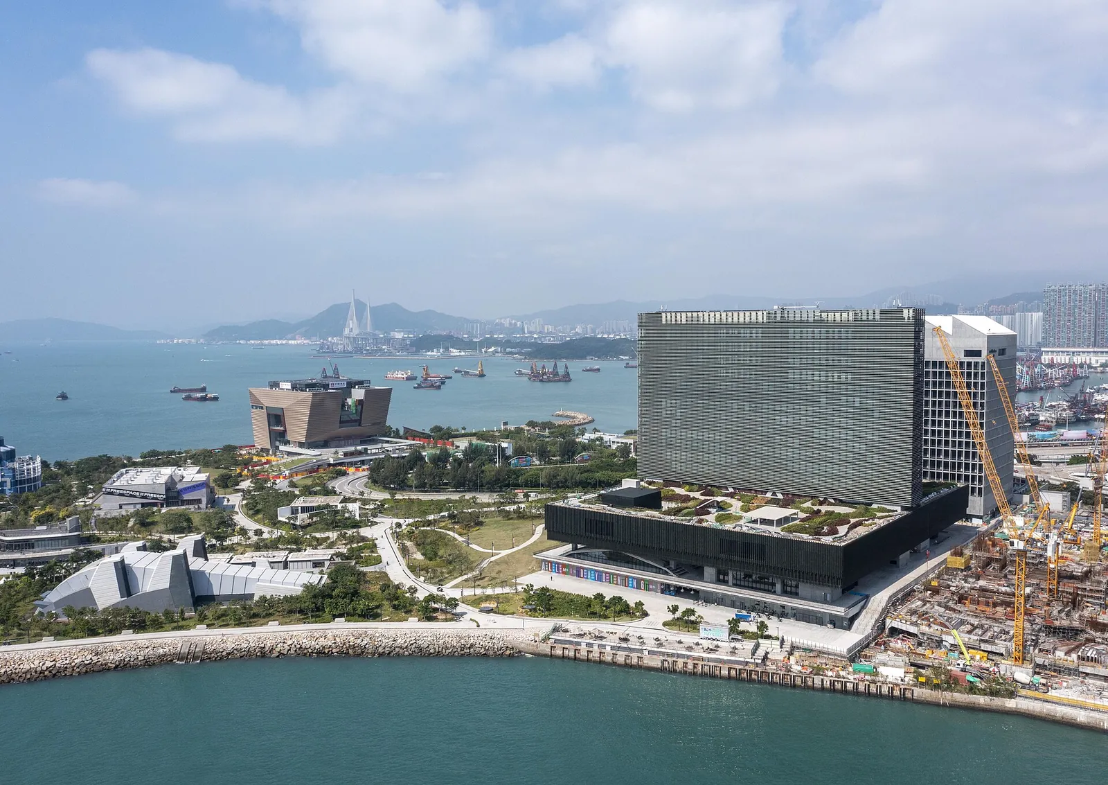 M+ ved siden af plæner og stier ved havnefronten i West Kowloon