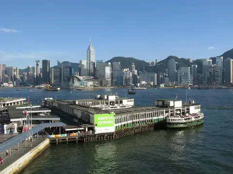 Přístaviště Star Ferry v Tsim Sha Tsui s panoramatem ostrova Hongkong za ním