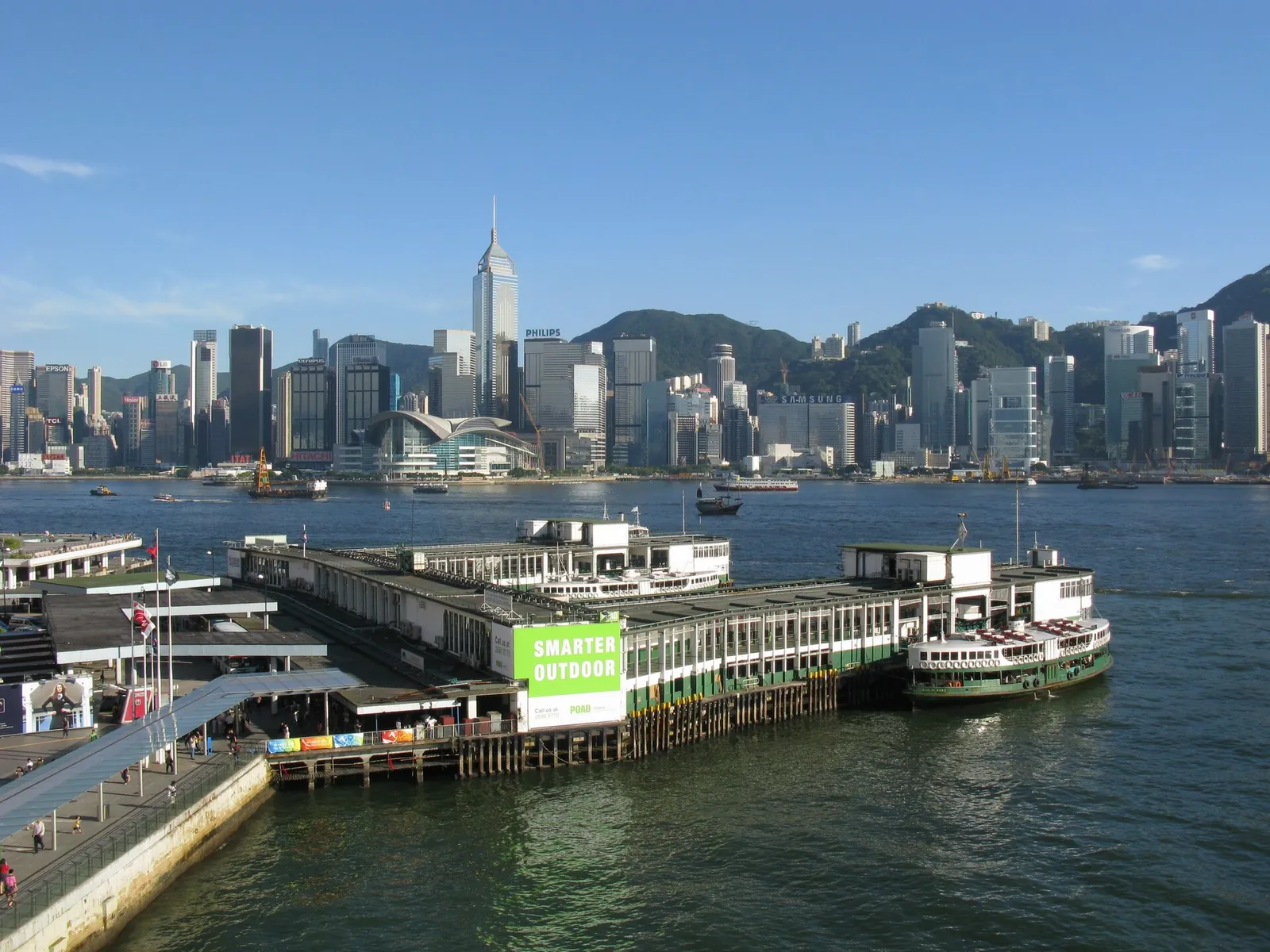 Přístaviště Star Ferry v Tsim Sha Tsui s panoramatem ostrova Hongkong za ním