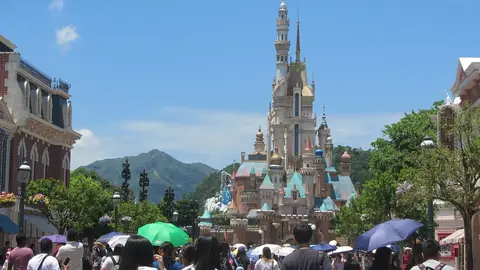 Castle of Magical Dreams v Hong Kong Disneyland pod modrou oblohou