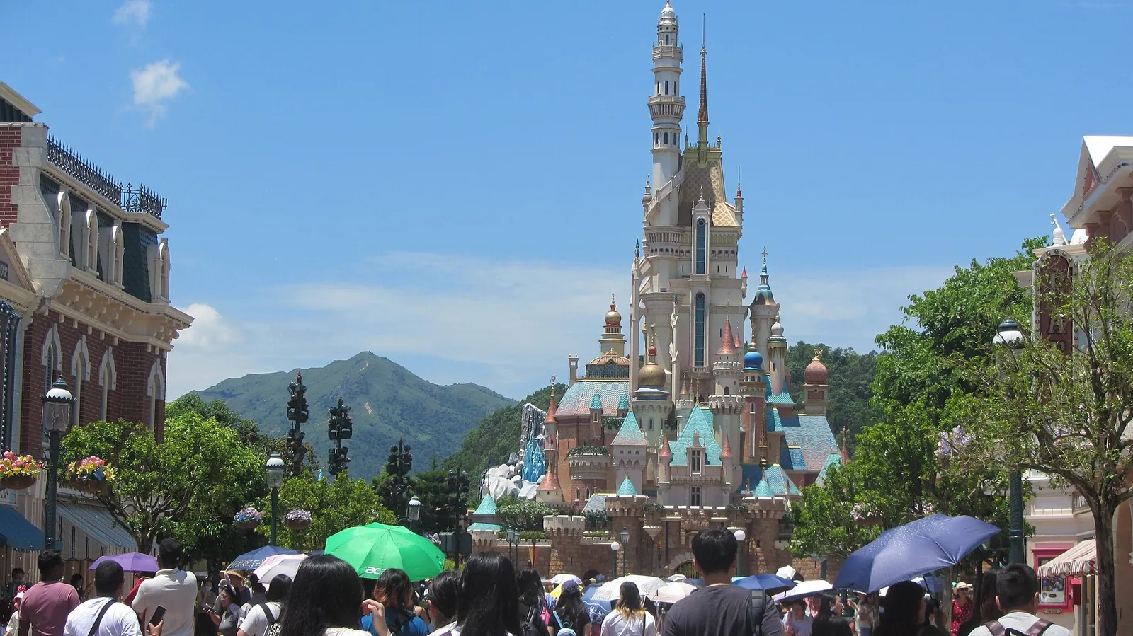 Castle of Magical Dreams v Hong Kong Disneyland pod modrou oblohou