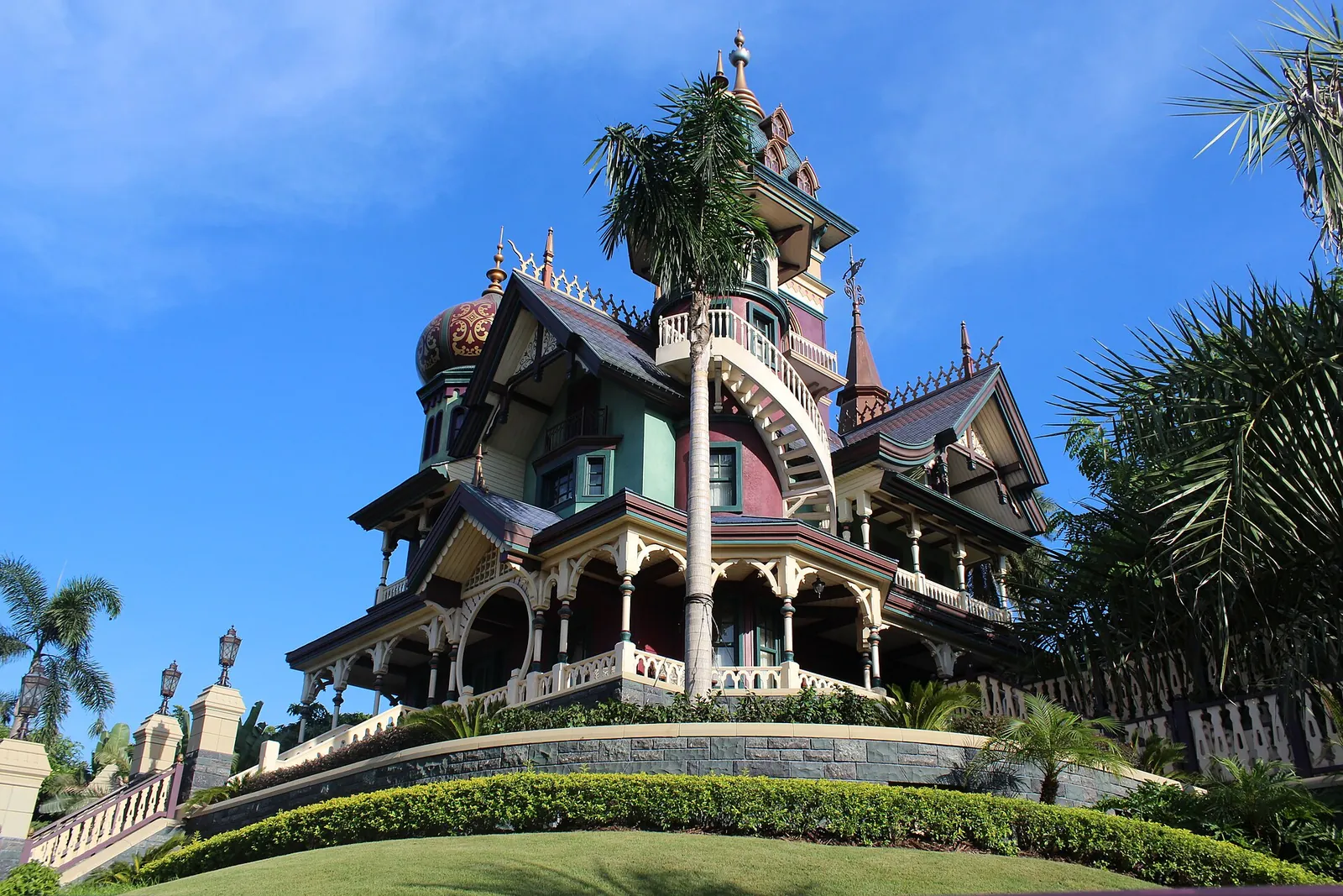 Exteriér Mystic Manor v Hong Kong Disneyland