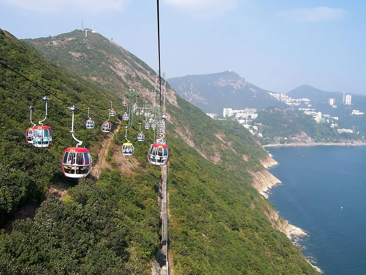 Lanovky Ocean Park Hong Kong nad zeleným svahem a mořem