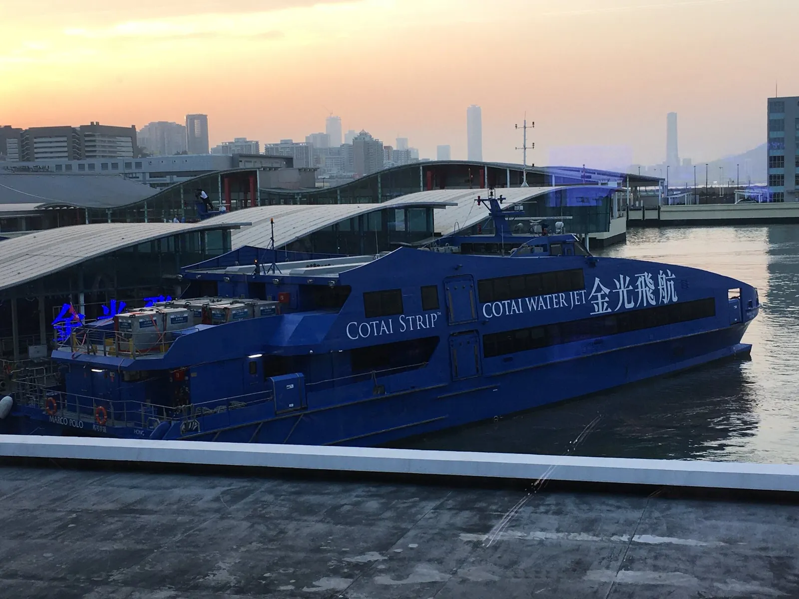 Modrý trajekt Cotai Water Jet vedle trajektového terminálu Taipa