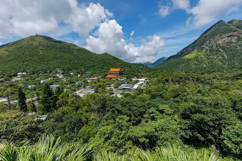 Klášter Po Lin pod zelenými kopci Lantau
