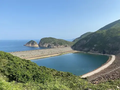 Modrá voda a mořská hráz u východní hráze přehrady High Island